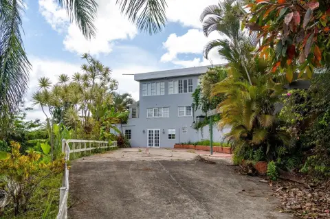 Versatile Property with Mountain Views