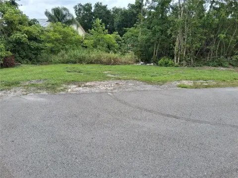 Residential Land in La Belle