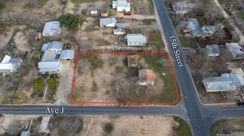 Spacious Lot in Hondo, TX