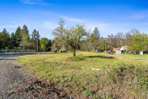 Prime Corner Property in Kerby