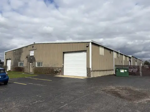 Industrial Building in Round Lake