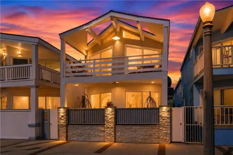 Duplex with Balconies and Private Patio