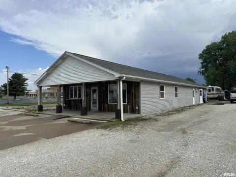 Commercial Space in Waverly, IL