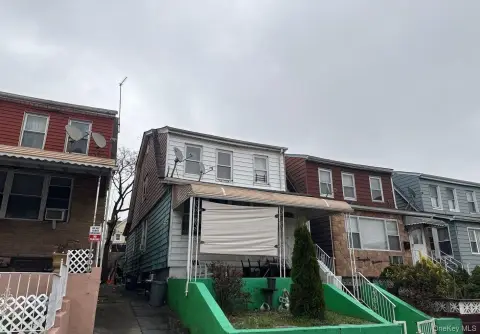 Colonial Multifamily Home in East Elmhurst