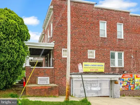 Refurbished Townhome with Grocery Store