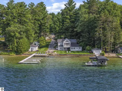 Waterfront Quadplex With Cottages