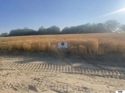 Residential Acreage Lot in Gretna