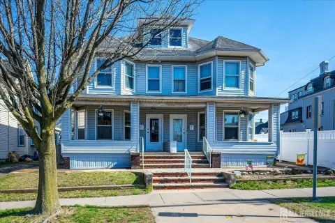 Spacious Duplex Near Train Station