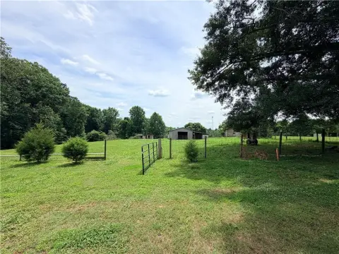 Agricultural Property with Barn and Pens