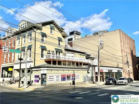 11-Unit Mixed-Use Income Property
