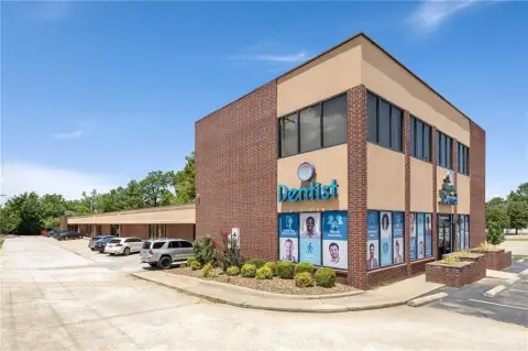Retail Location Near Downtown Bentonville