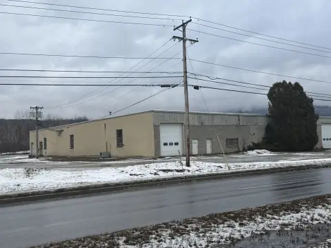 Industrial Flex Building with High Ceilings