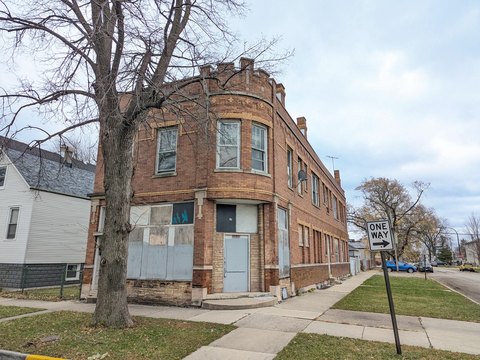 Mixed-Use Building with Renovation Potential