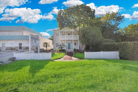 Mixed-Use Commercial Building in Plantation Key