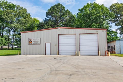 Versatile Shop Building on Large Lot