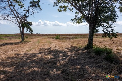 Unrestricted Land in Edna, Texas