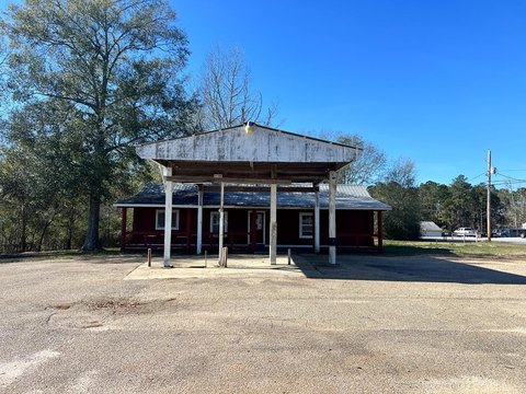 Versatile Commercial Property in Carriere