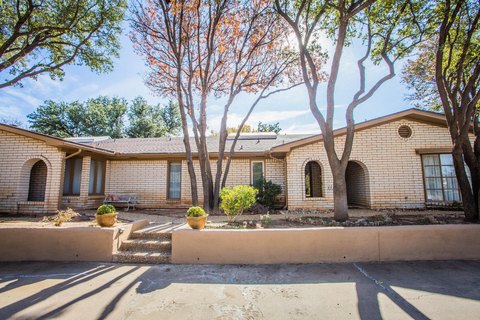 Spacious Duplex with Atriums