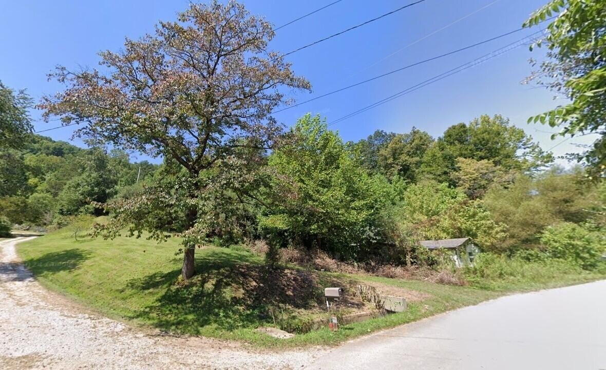 Unrestricted Lot with Structures
