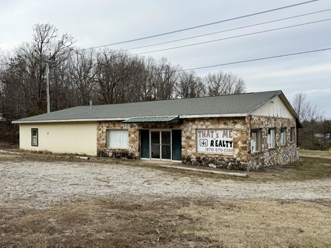 Versatile Commercial Building in Horseshoe Bend