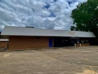 Retail Building with Large Parking