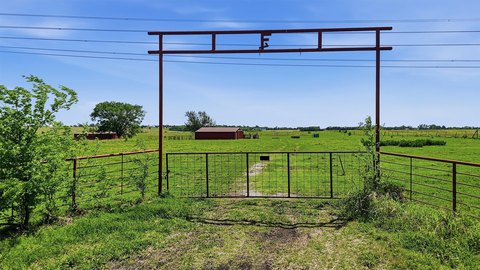 Fully Fenced Ranch Land with Barn