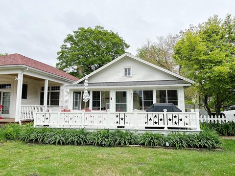 Resort-Style Cottages Near Beach