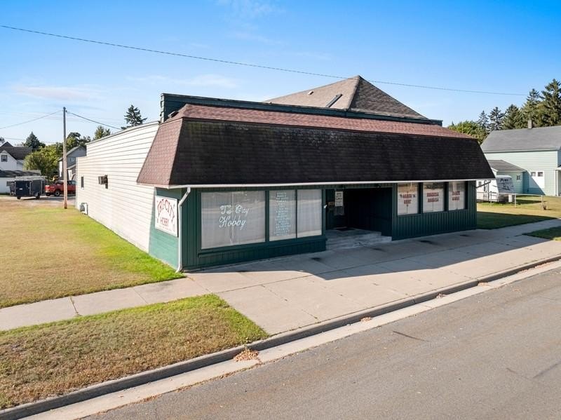 Marinette Mixed-Use Building For Sale