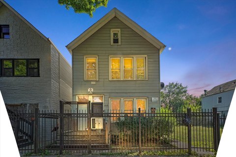 Spacious Chicago 2-Flat on Triple Lot