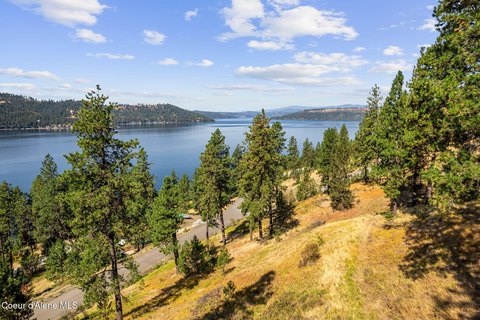 Land with Breathtaking Lake Views