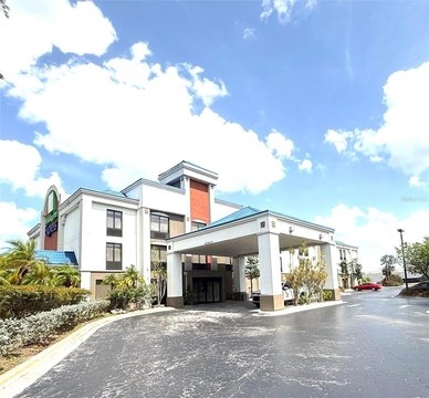 High-Income Holiday Inn Motel