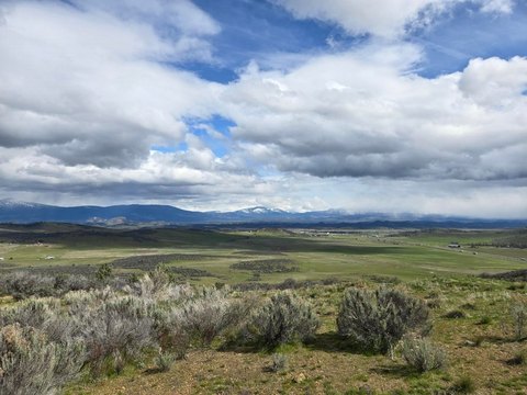 Yreka Land with Mountain Views