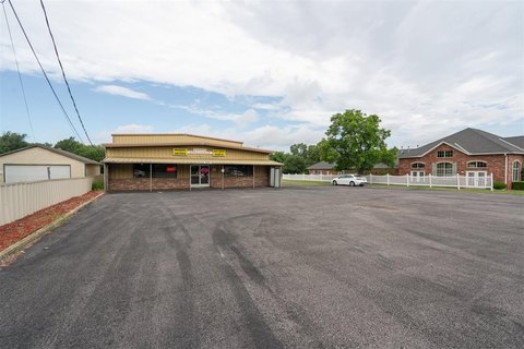 Commercial Buildings with Parking, Easy Access