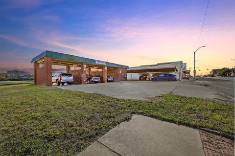 3-Bay Downtown Car Wash Investment