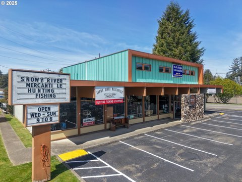 Reedsport Commercial Building on Highway