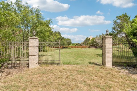 LAND - San Antonio, TX