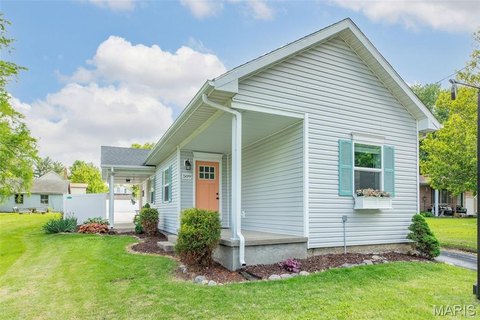 Charming Commercial Cottage in Godfrey