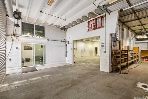 Honolulu Warehouse with Office Space