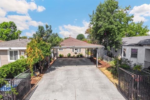 1-Bedroom Duplex with Private Yards