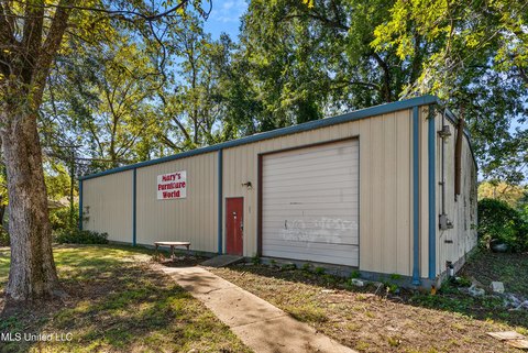 Retail Building in Batesville, MS
