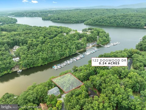 Waterfront Lot in Lake Holiday