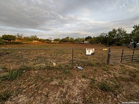 Land, Devine, TX