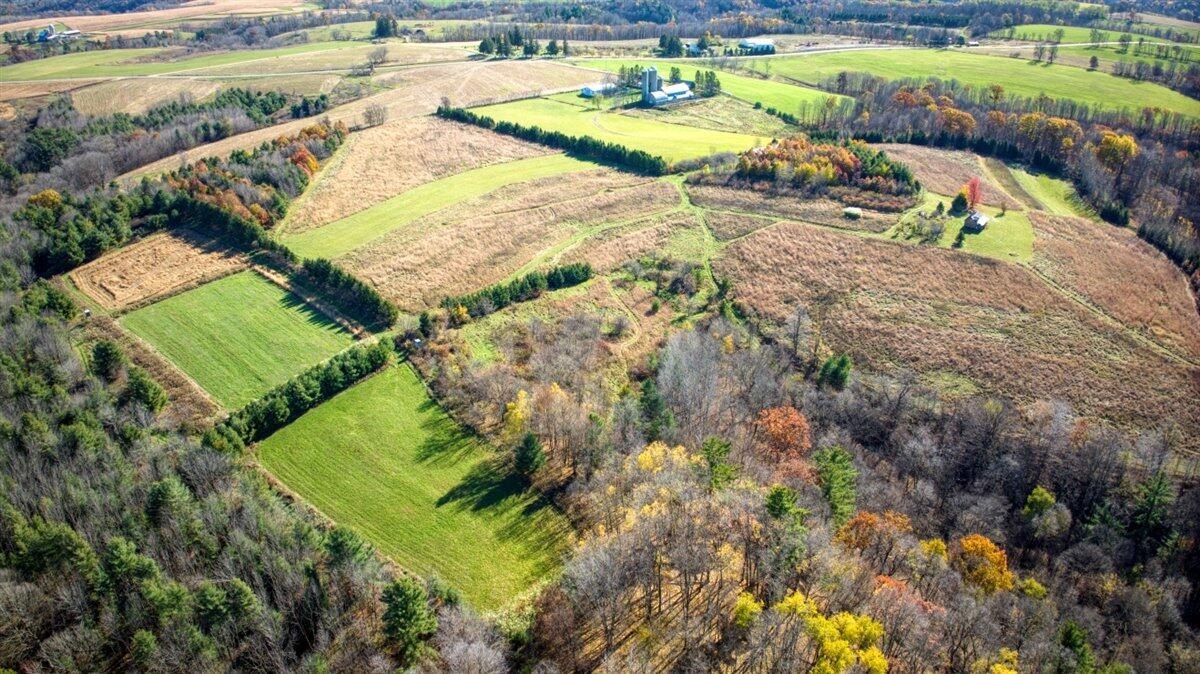 Driftless Recreational Estate with Farmhouse