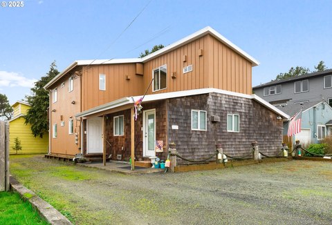 Seaside Triplex Near the Beach