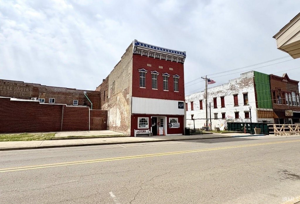 12 N Main St, Linton, IN 47441