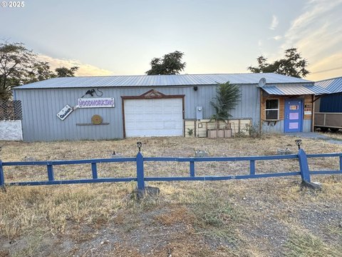 Versatile Shop with Finished Room