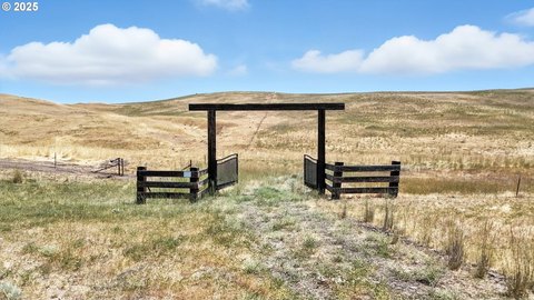 Secluded Wilderness Retreat Above Deschutes