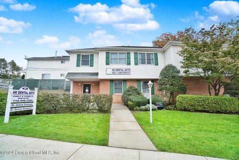 Mixed-Use Building in Todt Hill