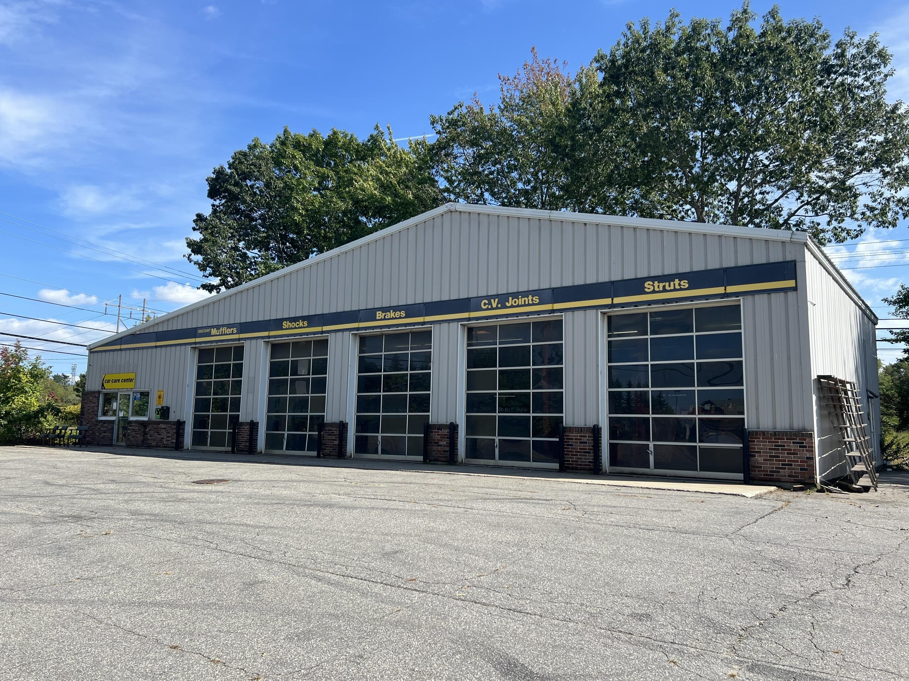 Topsham Commercial Building on 1.07 Acres