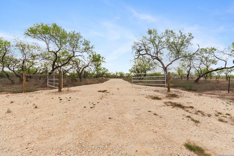 Land, Floresville, TX